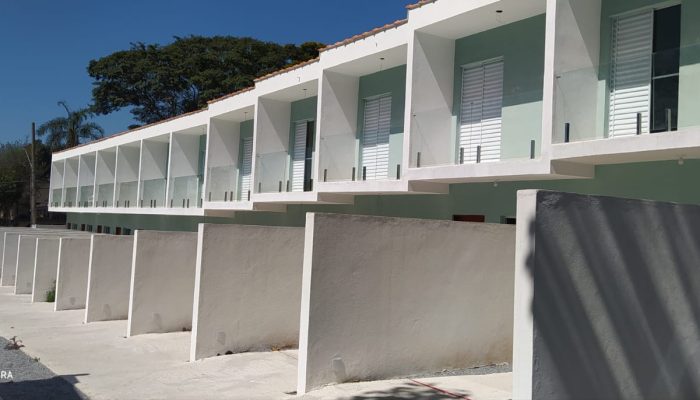 Sobrado em Guaianases - Lateral